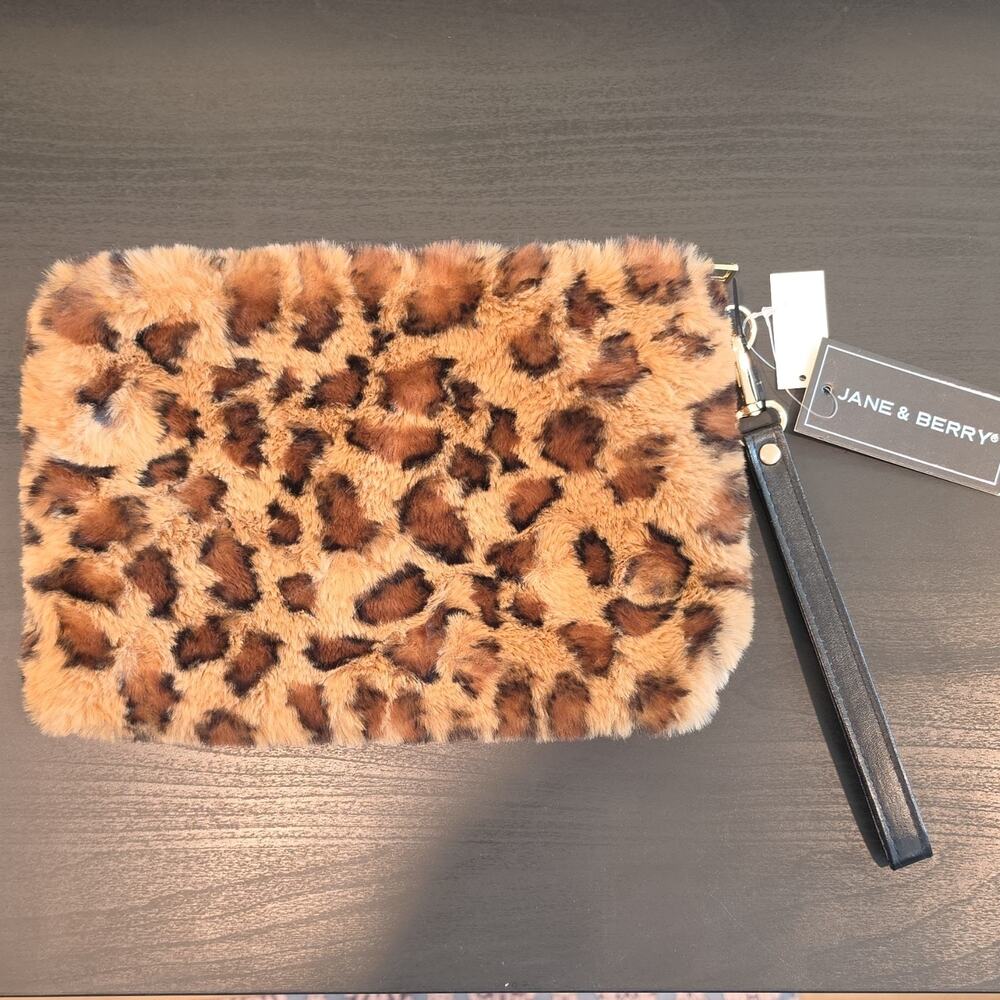 JANE & BERRY Faux Fur Leopard Print Wristlet Clutch with Zip Closure‎